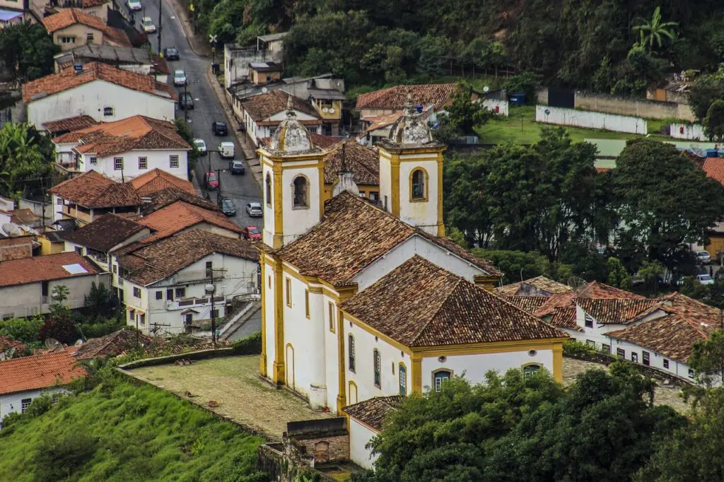 Lugares no Brasil para conhecer antes de morrer 10 black gold 4143528 1280 1