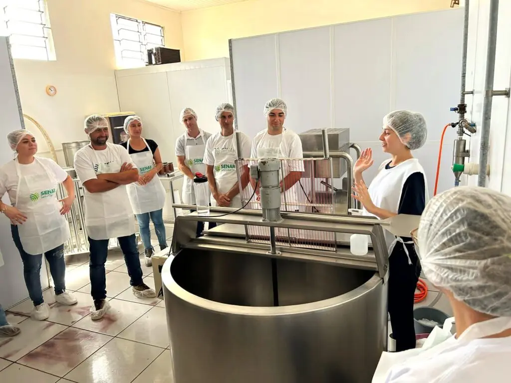 Alunos do Curso Técnico em Agronegócio conhecem agroindústria Queijos Balbinot 2 estudantes 2