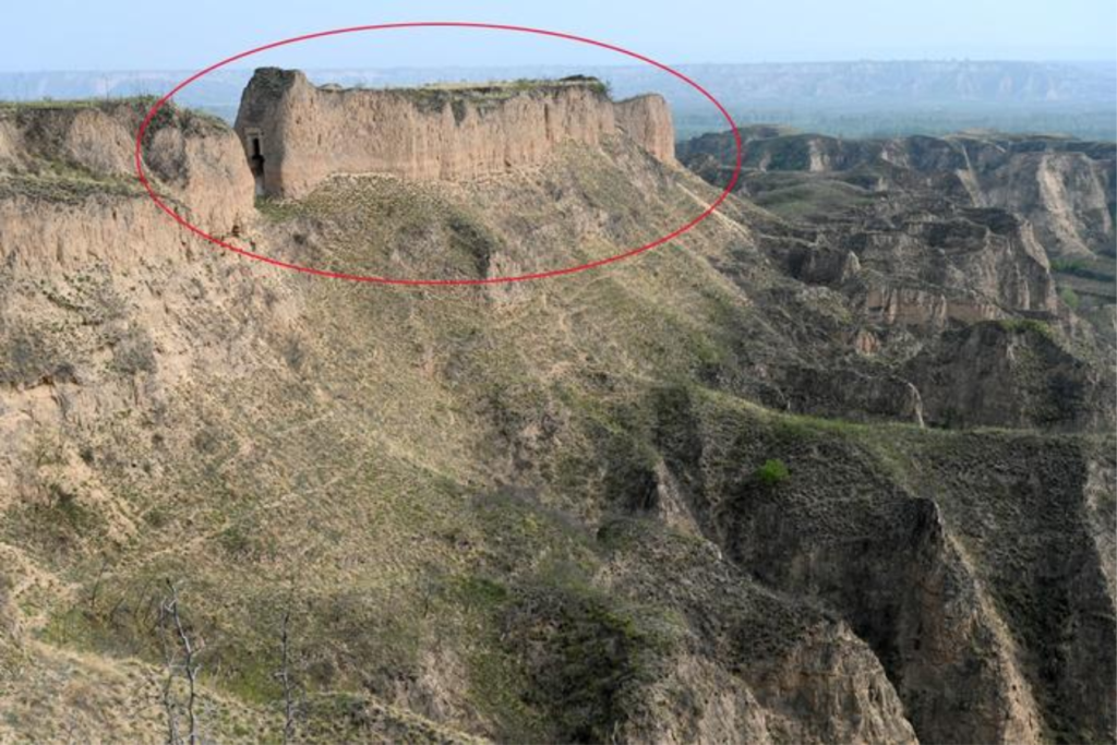 A impressionante estrutura milenar esculpida em uma montanha 2 monumento montanha 1