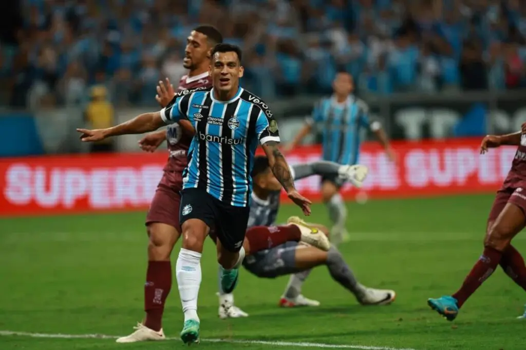 Grêmio vence Caxias e está na final do Gauchão 2 Grêmio vence Caxias