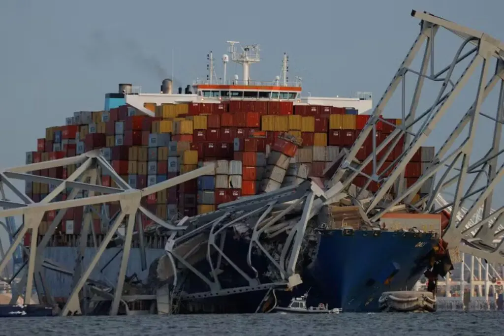 Ponte nos EUA desaba após colisão com navio e equipes procuram por 7 pessoas na água 2 Ponte nos EUA desaba