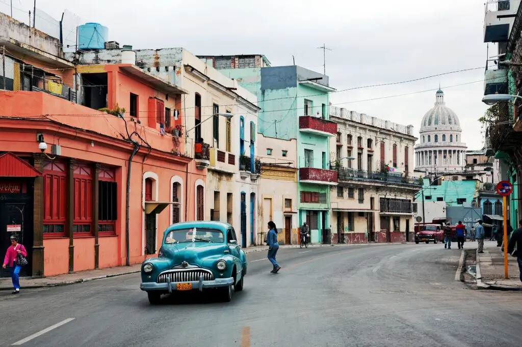 27 lugares incríveis do planeta para você fazer uma viagem inesquecível 5 cars 1638594 1280
