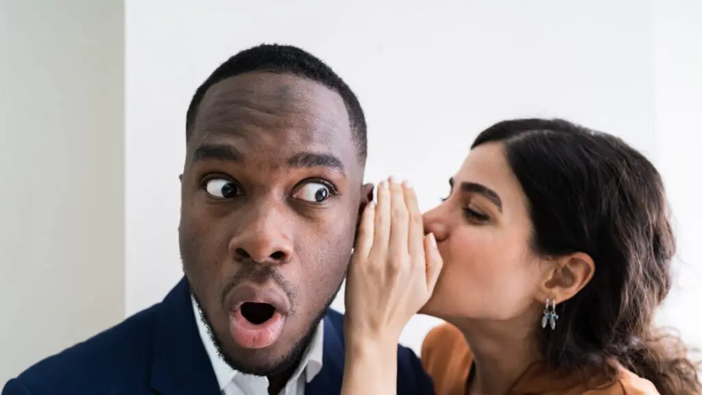 Por que a fofoca é tão irresistível? Cientistas explicaram 2 fofoca