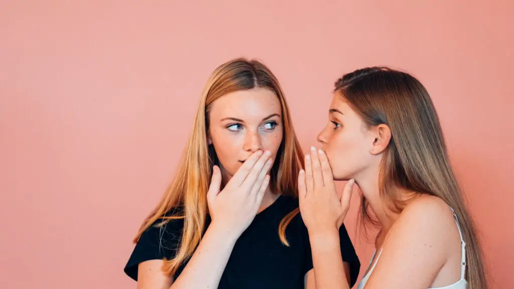 Por que a fofoca é tão irresistível? Cientistas explicaram 3 fofoca