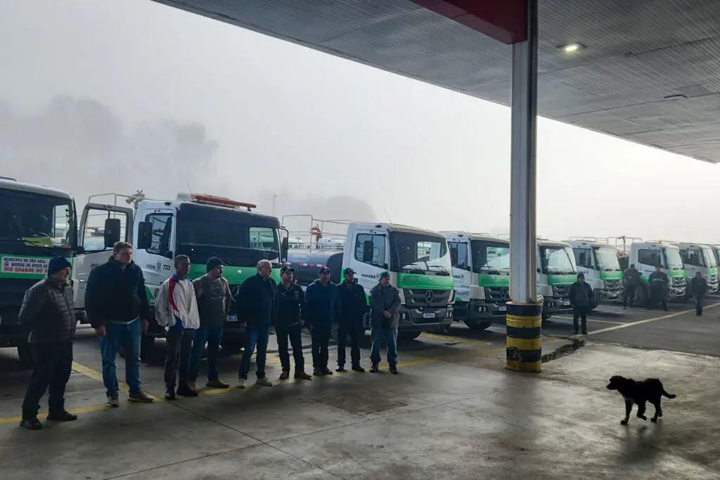 Paraná manda mais 30 caminhões-pipa para auxiliar o Rio Grande do Sul 3 2 1