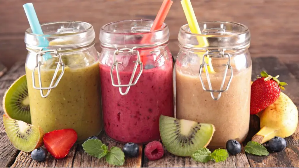 10 ideias de receitas doces leves para saciar a vontade de doces 2 smothie de frutas tropicais