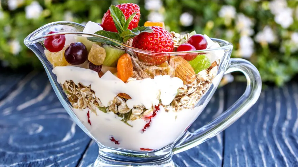 10 ideias de receitas doces leves para saciar a vontade de doces 3 salada de frutas com iogurte