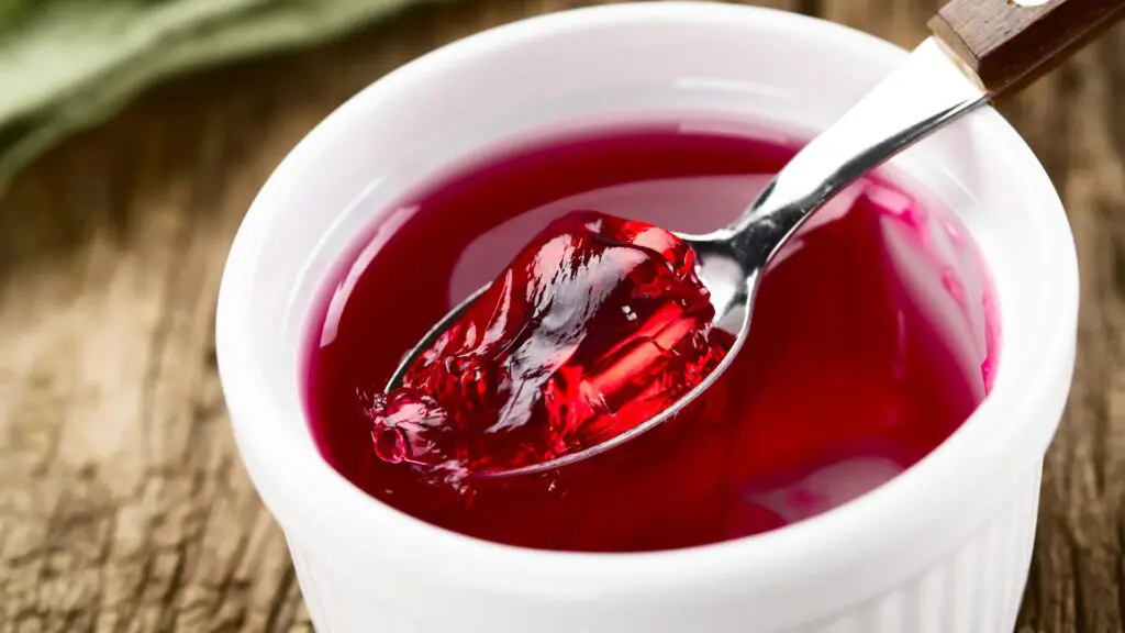 10 ideias de receitas doces leves para saciar a vontade de doces 4 gelatina de frutas vermelhas