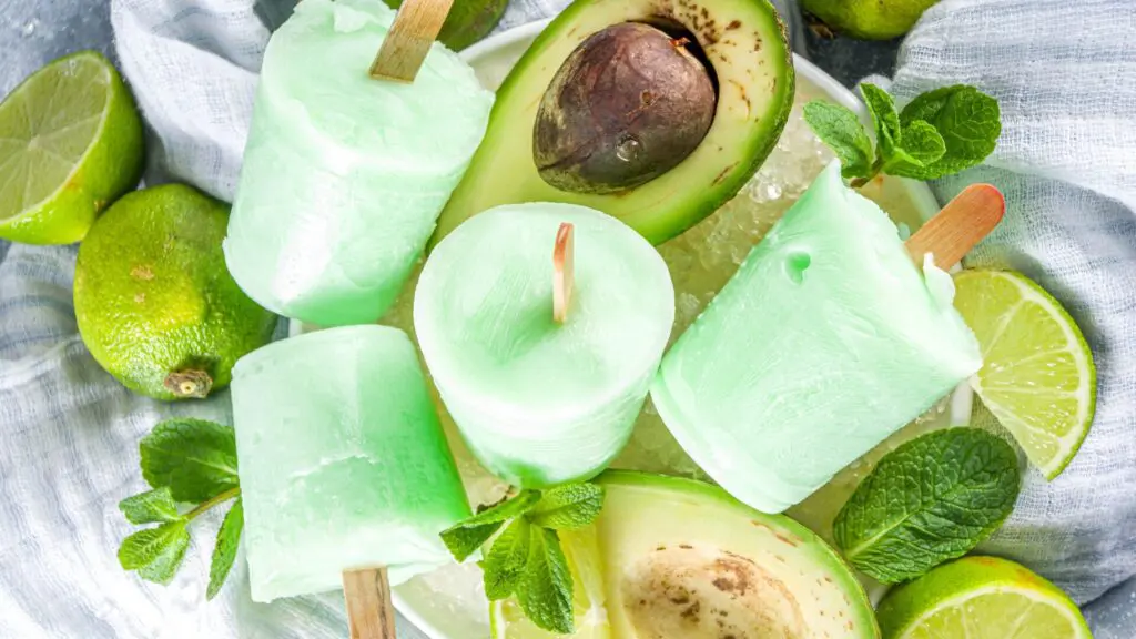 10 ideias de receitas doces leves para saciar a vontade de doces 5 picolé de abacate de limão