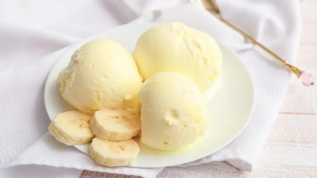 10 ideias de receitas doces leves para saciar a vontade de doces 9 Sorvete de banana congelada