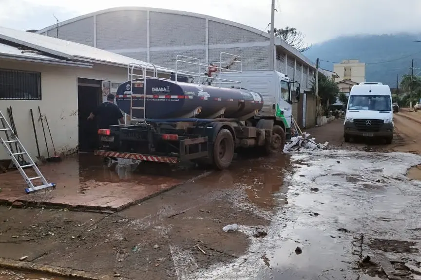 Paraná manda mais 30 caminhões-pipa para auxiliar o Rio Grande do Sul 2 caminhoes pipa