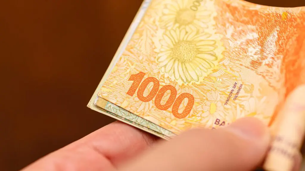 Peso argentino atinge piso histórico de 1.280 por dólar 2 peso argentino