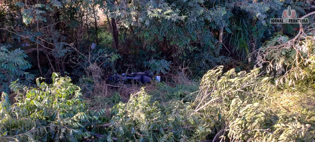 Motociclista sofre ferimentos graves em acidente na BR 163, em Dionísio Cerqueira 3 O grave acidente ocorreu próximo ao Novo Porto Seco, na tarde desta terça-feira. Vítima precisou ser transferida ao Hospital Regional