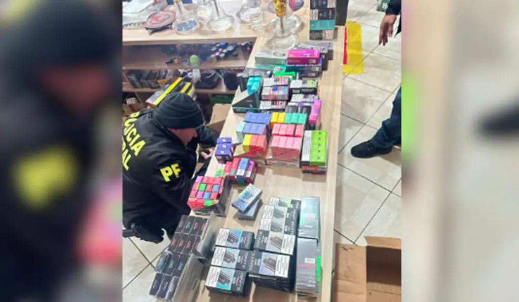 PF apreende cerca de 500 cigarros eletrônicos contrabandeados durante operação 2 Durante a operação foram apreendidos R$ 10.600 em dinheiro; 500 cigarros eletrônicos; 256 essências; 144 energéticos e outras mercadorias