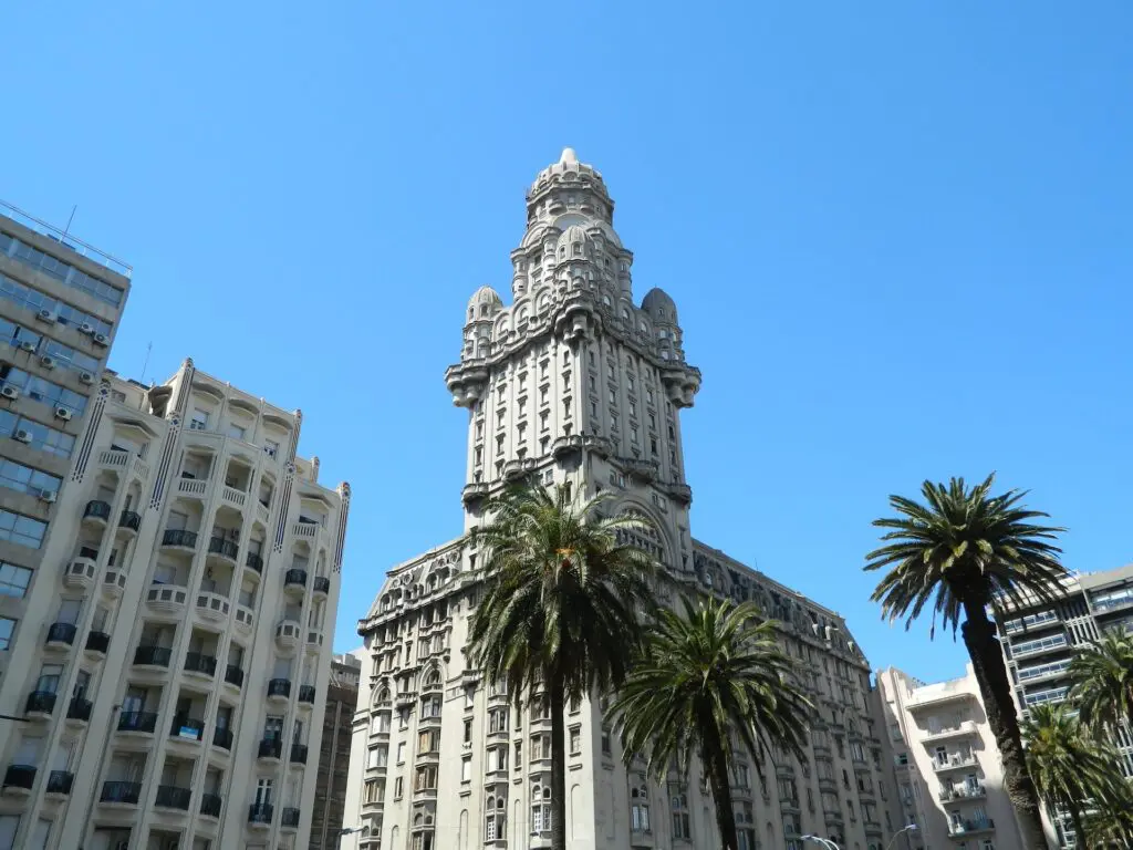 20 lugares incríveis para conhecer na América do Sul 13 palacio salvo 2830233 1920
