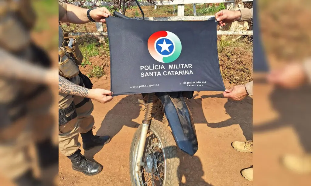 Em ação rápida PM recupera trator furtado no interior de Guarujá do Sul 2 Trator furtado, foram localizados no interior de Dionísio Cerqueira