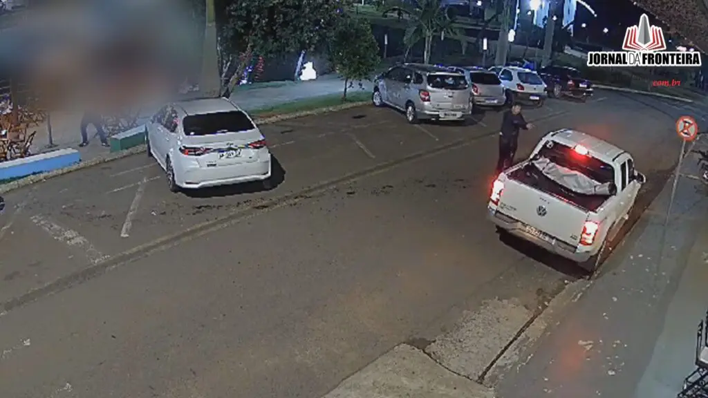 Homem que atirou em mulher estaria fugindo da Polícia Argentina 2 Fato foi registrado na noite de terça-feira, em frente ao Lago Intermunicipal, na divisa com a Argentina. Polícia fez buscas, mas o autor não foi localizado