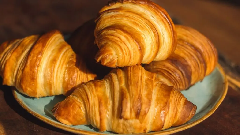 Receita de croissant e 7 recheios para combinar 2 croissant