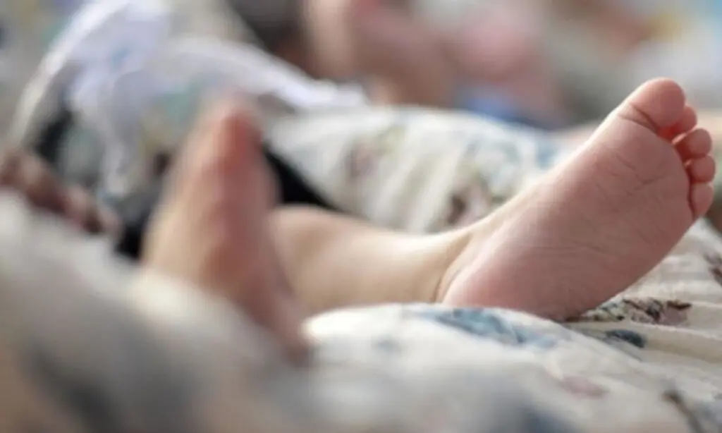 Bebê de 3 meses morre após mãe dormir por cima da criança em SC 2 Pais chegaram a levar a bebê para uma Unidade de Pronto Atendimento, mas a criança já estava sem os sinais vitais