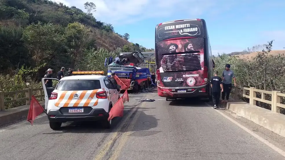 Ônibus de César Menotti e Fabiano se envolve em acidente na BR 262 2 O cantor César Menotti, estava dentro do ônibus no momento do acidente que ocorreu na manhã de sábado