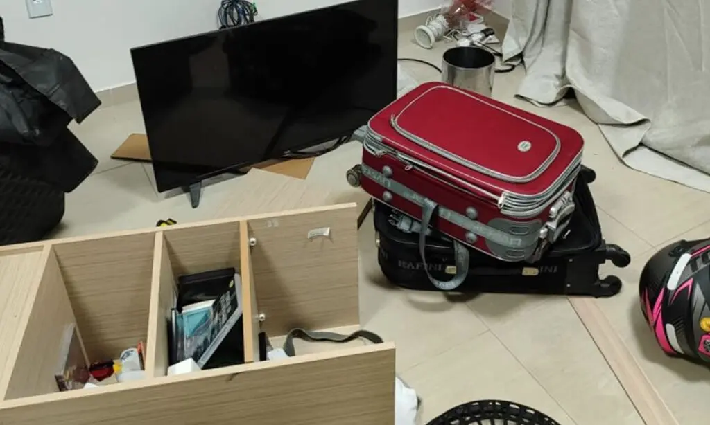 Homem com tornozeleira eletrônica é preso após manter jovem em cárcere privado 2 Casal teria feito uso de drogas durante o dia e a noite e após um desentendimento o homem estaria impedindo que a jovem saísse do local