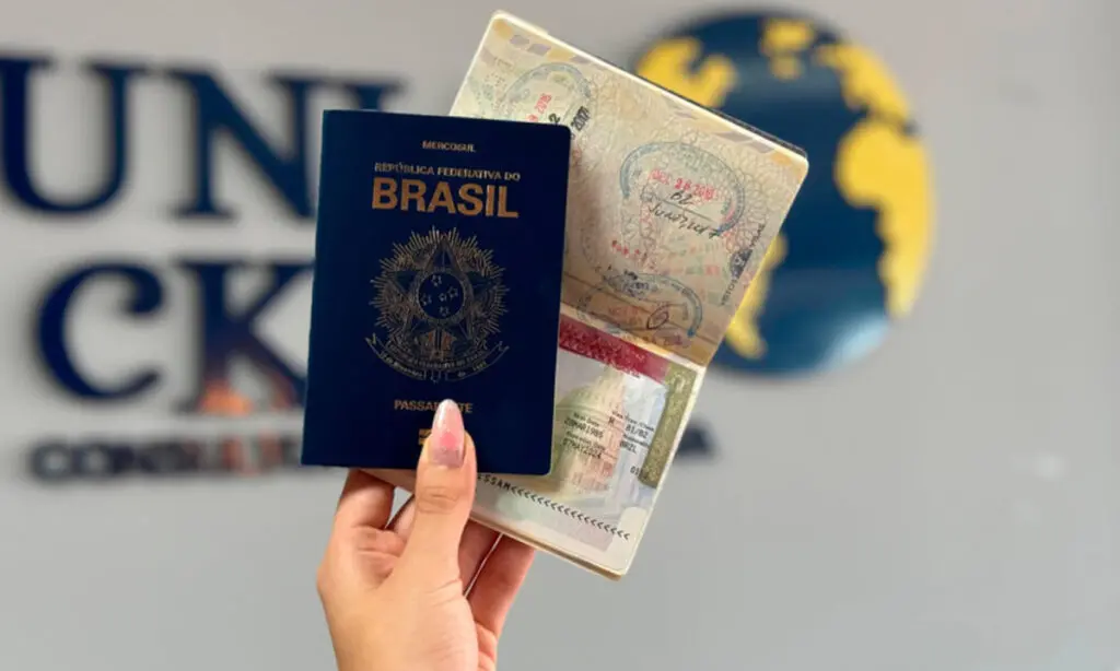 Mais de 60 nacionalidades precisarão de visto para visitar o Brasil 3 Visitantes de outros países, apesar de não necessitarem de visto, têm a permissão de ficar, no máximo 30, 60 ou 90, no Brasil. Medida valerá a partir de segunda-feira (26)