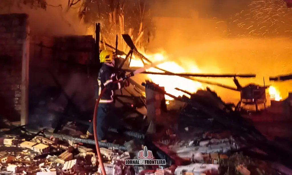 Marcenaria e residência são completamente destruídas por incêndio no Bairro Copasa 2 Bombeiros trabalham mais de duas horas no combate ao incêndio que afetou uma residência e uma marcenaria