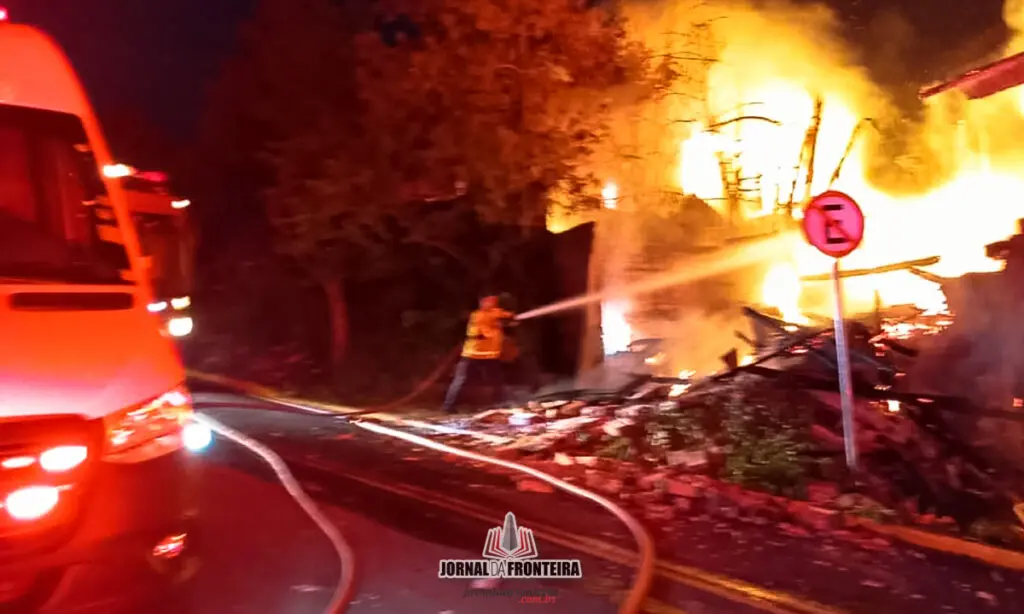 Marcenaria e residência são completamente destruídas por incêndio no Bairro Copasa 4 Bombeiros trabalham mais de duas horas no combate ao incêndio que afetou uma residência e uma marcenaria