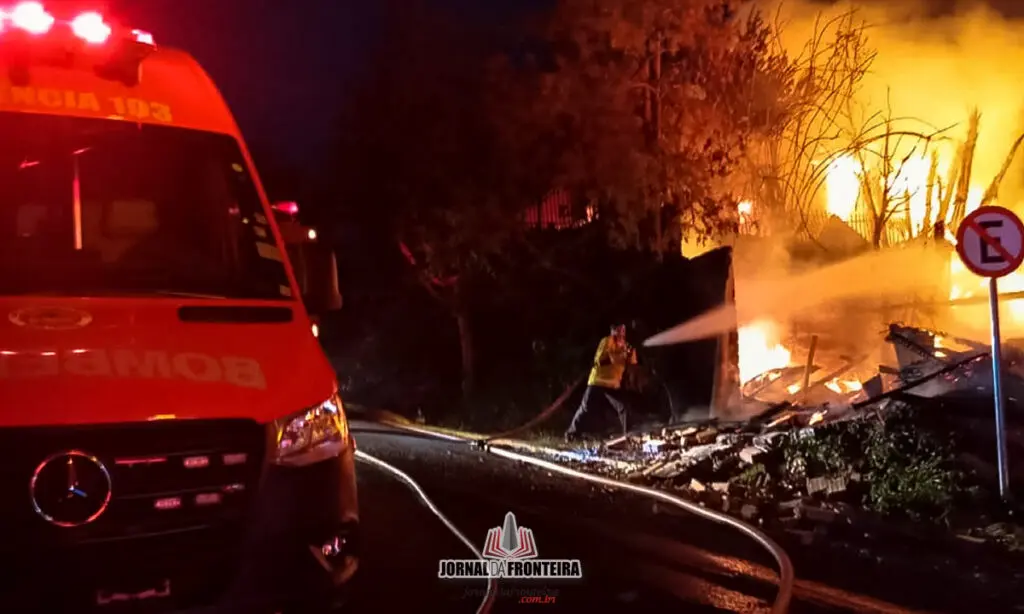 Marcenaria e residência são completamente destruídas por incêndio no Bairro Copasa 5 Bombeiros trabalham mais de duas horas no combate ao incêndio que afetou uma residência e uma marcenaria