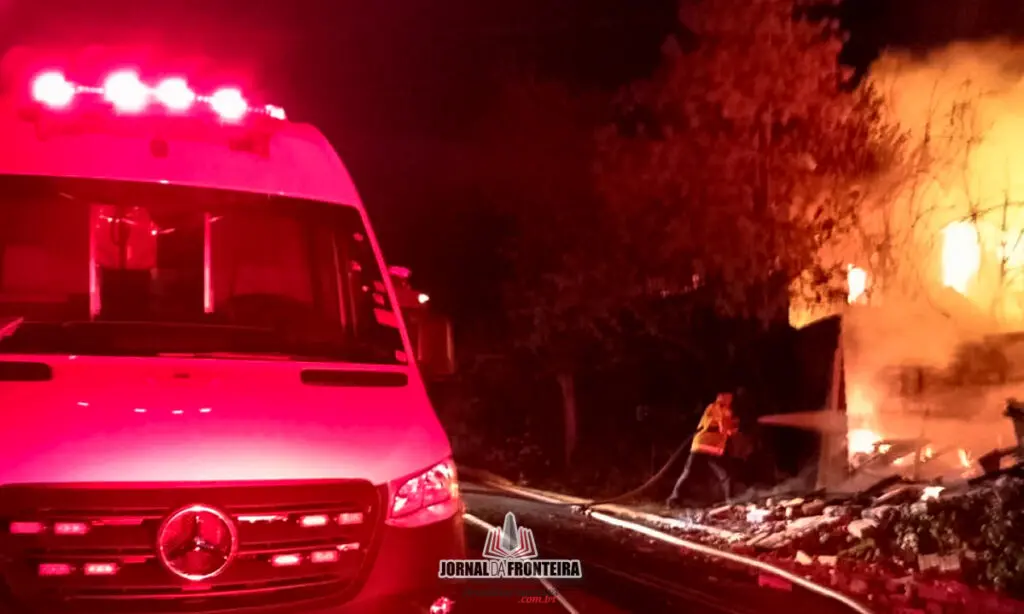 Marcenaria e residência são completamente destruídas por incêndio no Bairro Copasa 6 Bombeiros trabalham mais de duas horas no combate ao incêndio que afetou uma residência e uma marcenaria