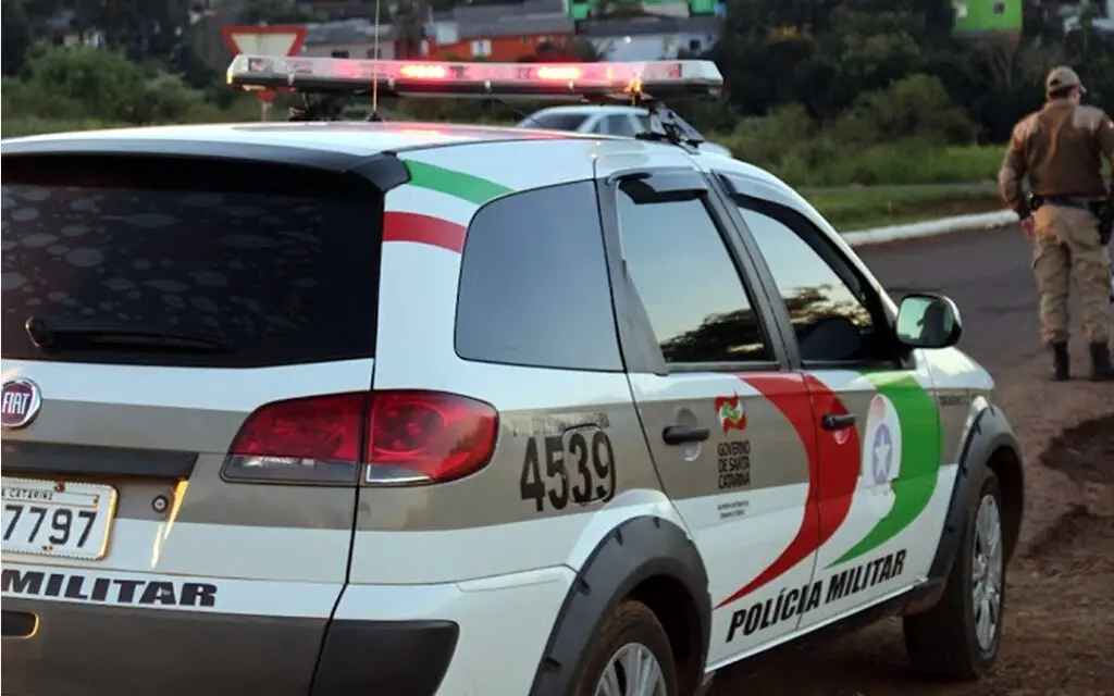 2 mulheres e um homem são presos por tráfico de drogas 2 Na casa onde foram abordadas as mulheres as equipes policiais localizaram vários objetos utilizados para armazenagem e fracionamento de drogas, além de buchas de cocaína