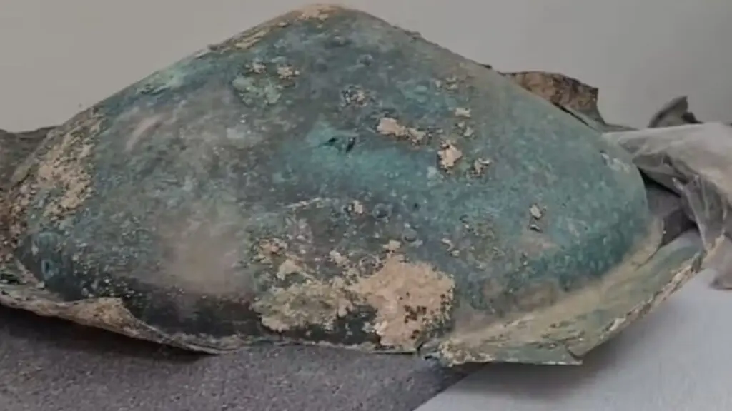 Descoberta revela capacete e escudos de 2.700 anos 3 capacete