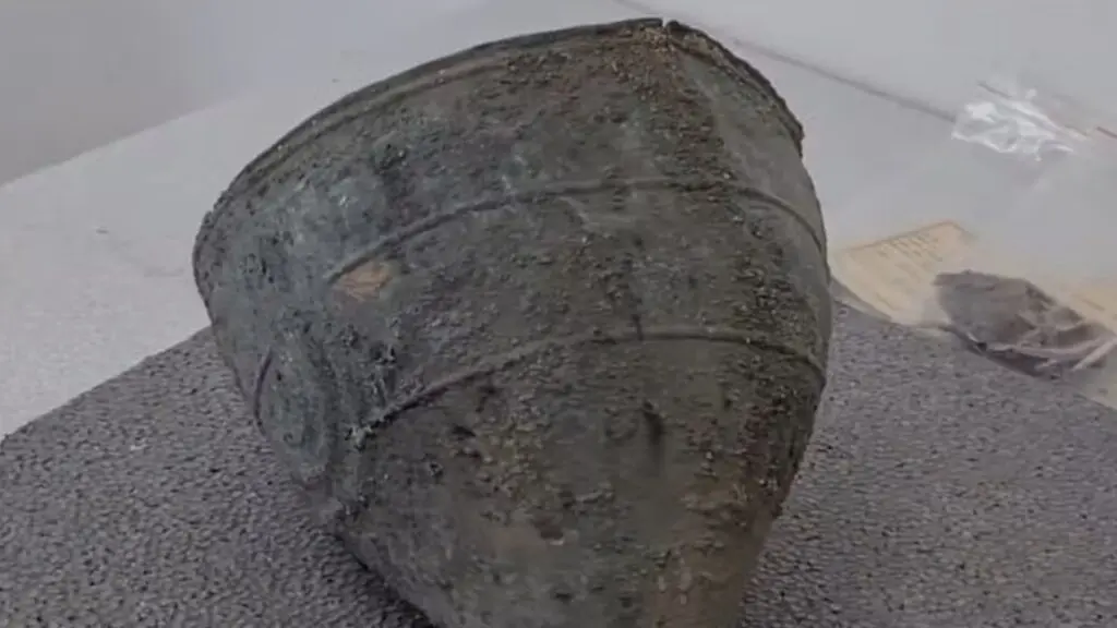 Descoberta revela capacete e escudos de 2.700 anos 2 capacete