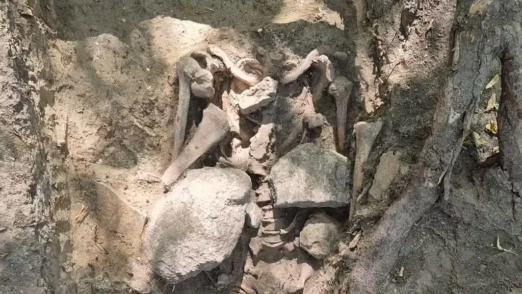 Homem enterrado com pedras para impedir seu retorno como fantasma 2 Homem