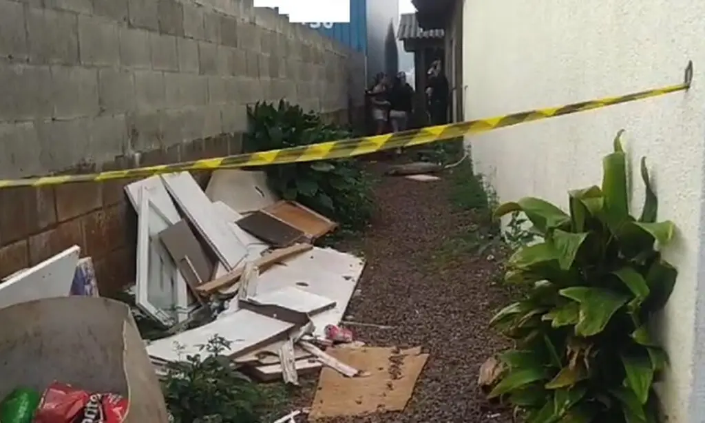 Homem é executado a tiros em frente a namorada, em Francisco Beltrão 4 Segundo a namorada, dois homens armados invadiram a casa e atiraram várias vezes. Homem foi executado dentro do quarto