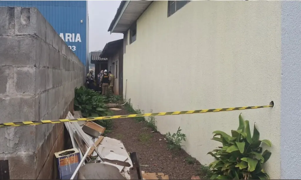 Homem é executado a tiros em frente a namorada, em Francisco Beltrão 2 Segundo a namorada, dois homens armados invadiram a casa e atiraram várias vezes. Homem foi executado dentro do quarto