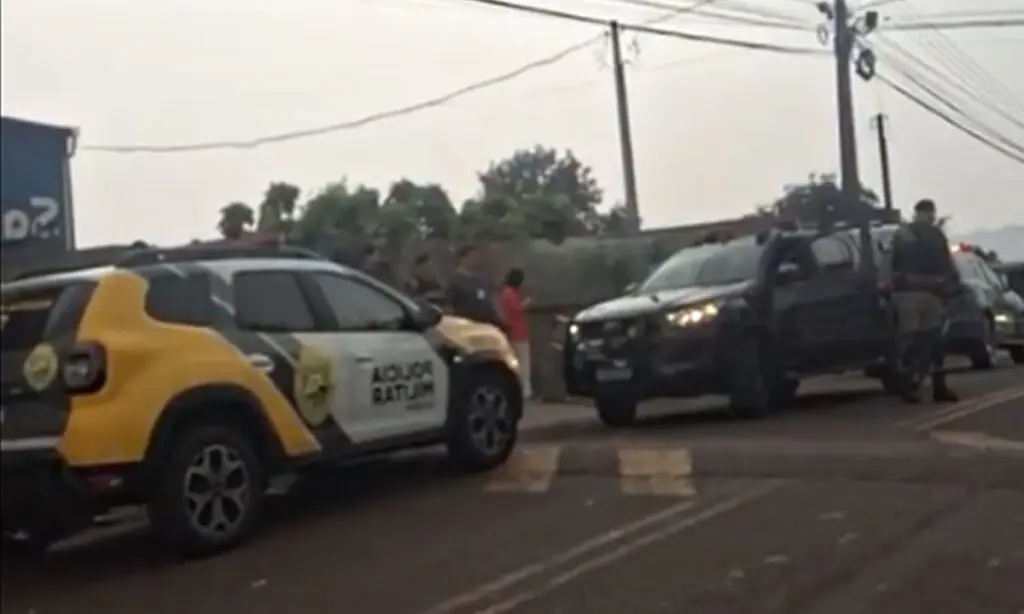 Homem é executado a tiros em frente a namorada, em Francisco Beltrão 3 Segundo a namorada, dois homens armados invadiram a casa e atiraram várias vezes. Homem foi executado dentro do quarto