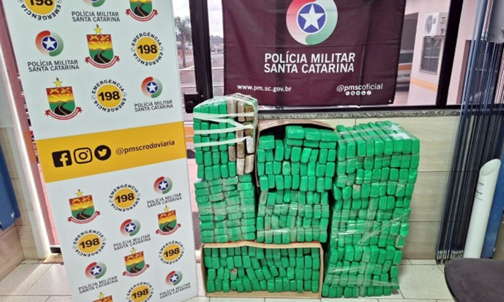 Veículo carregado com mais de 220 quilos de maconha é apreendido pela PMRv 2 O veículo estava estacionado às margens da via e o motorista que parecia estar adormecido foi preso