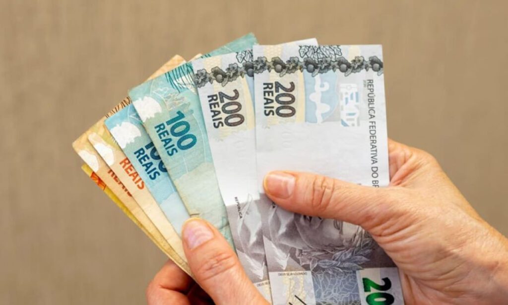 Congresso define salário-mínimo de 2025; veja quanto será 2 A Comissão Mista de Orçamento no Congresso Nacional aprovou nesta terça, a LDO para 2025, que define as regras para o orçamento do ano, incluindo o valor do salário-mínimo