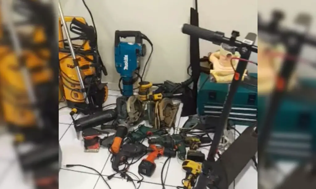 Filho mata o próprio pai para defender a mãe 2 O homem estaria ameaçando os familiares com uma arma de fogo, momento que o filho tentou tirar a arma e entrou em luta com o pai