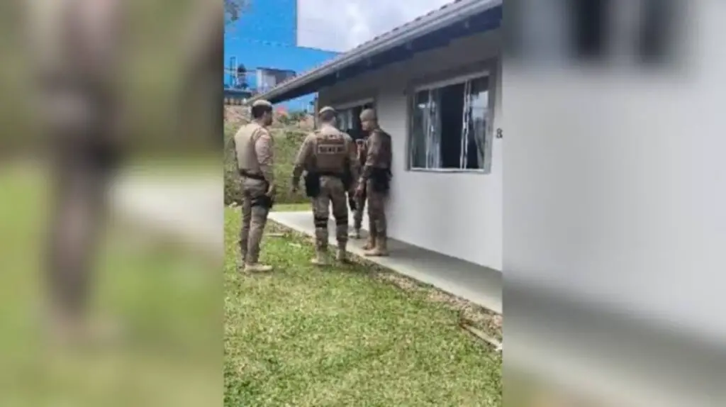 Menina de 4 anos morre após ser esfaqueada pela irmã, de 22 2 Menina de apenas quatro anos foi esfaqueada pela irmã, uma jovem de 22 anos. A polícia investiga o caso