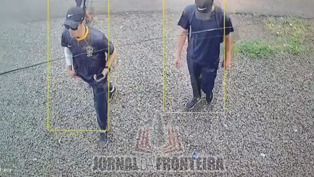 Bandidos armados ameaçam morador e invadem residência, no centro de Dionísio Cerqueira 2 Os três bandidos agiram em plena luz do dia, na manhã desta quarta-feira, em uma residência no centro