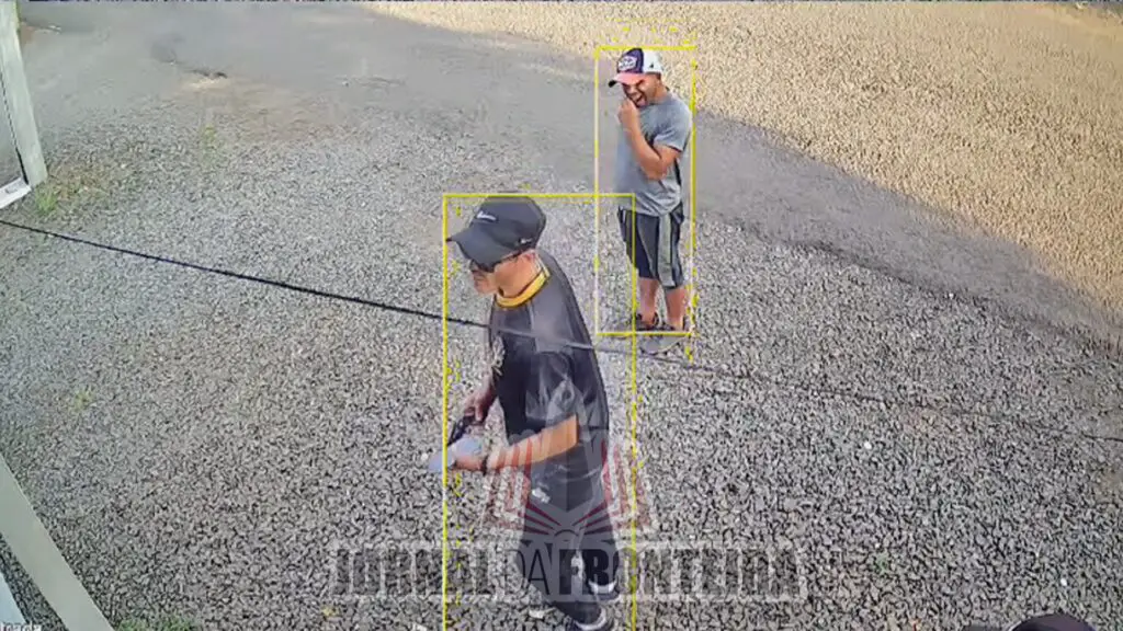 Bandidos armados ameaçam morador e invadem residência, no centro de Dionísio Cerqueira 3 Os três bandidos agiram em plena luz do dia, na manhã desta quarta-feira, em uma residência no centro