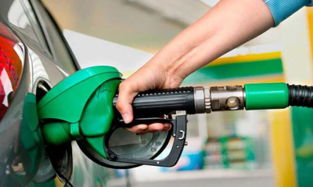 Prepare o bolso - Gasolina ficará mais cara a partir de 1º de fevereiro 2 A mudança na tributação dos combustíveis vendidos às distribuidoras impacta diretamente o valor final que é repassado ao consumidor, com isso a gasolina e o diesel ficarão mais caros