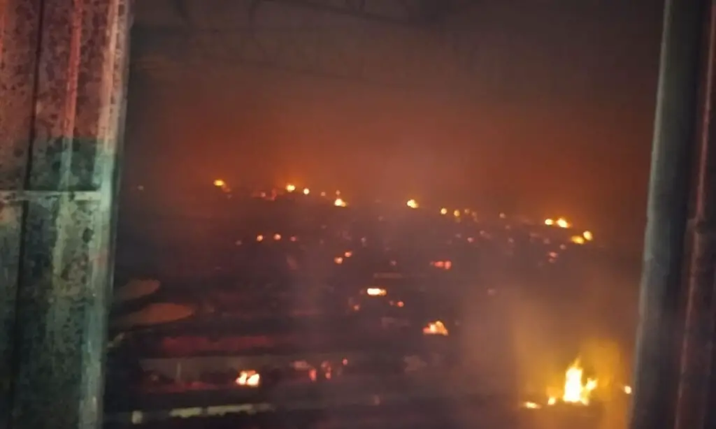 Salão da Piscina Clube de Palma Sola é completamente destruída por incêndio 3 Fato ocorreu na madrugada desta quinta-feira, os bombeiros foram acionados e ao chegar ao local constataram que o salão estava tomado pelas chamas