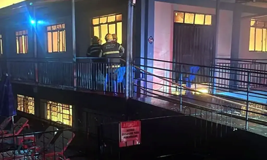 Salão da Piscina Clube de Palma Sola é completamente destruída por incêndio 2 Fato ocorreu na madrugada desta quinta-feira, os bombeiros foram acionados e ao chegar ao local constataram que o salão estava tomado pelas chamas