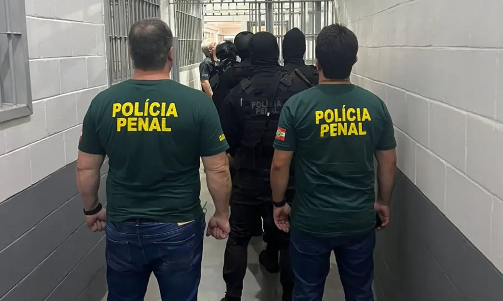 38 presos, líderes capturados e celulares apreendidos em presídio durante megaoperação do Gaeco 2 A megaoperação resultou em 38 presos e líderes capturados em municípios de Santa Catarina e Paraná. Operação do Gaeco aconteceu nesta quinta-feira