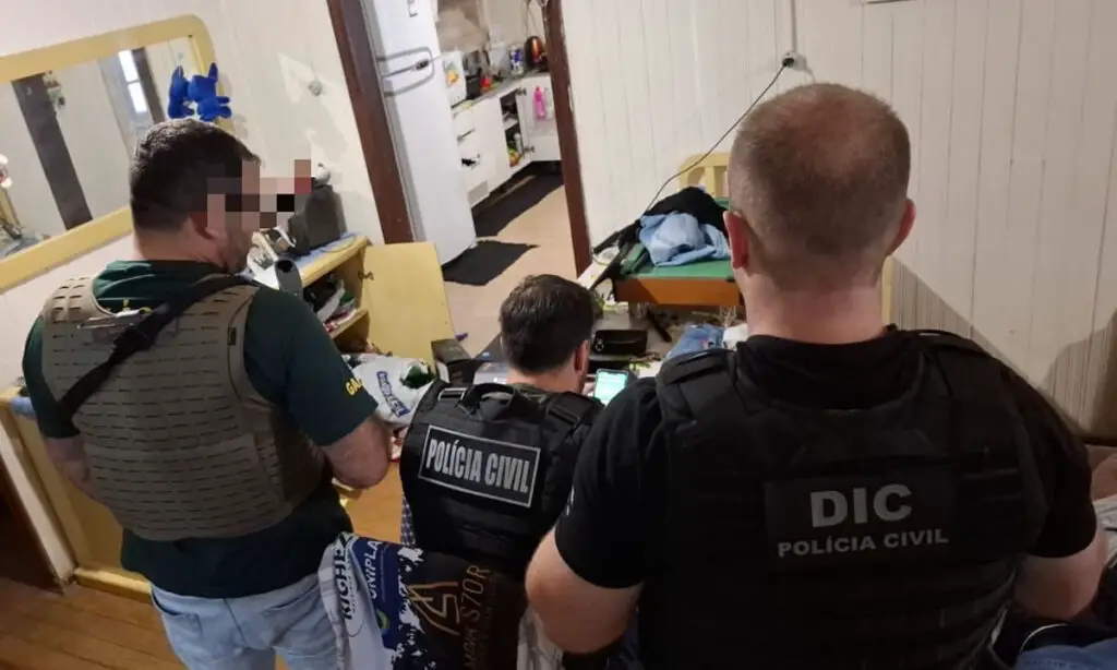 38 presos, líderes capturados e celulares apreendidos em presídio durante megaoperação do Gaeco 4 A megaoperação resultou em 38 presos e líderes capturados em municípios de Santa Catarina e Paraná. Operação do Gaeco aconteceu nesta quinta-feira