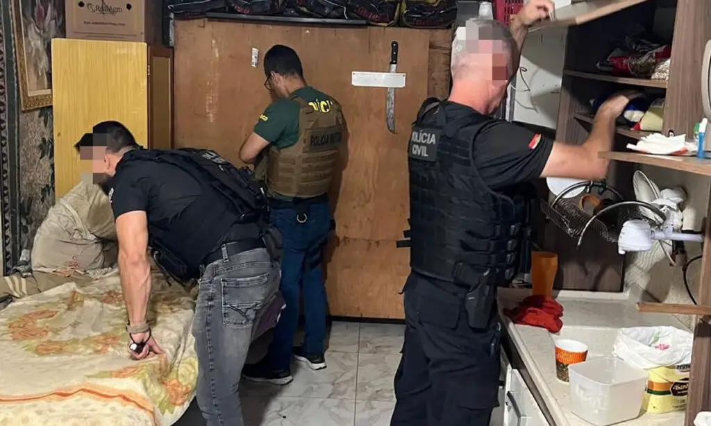 38 presos, líderes capturados e celulares apreendidos em presídio durante megaoperação do Gaeco 6 A megaoperação resultou em 38 presos e líderes capturados em municípios de Santa Catarina e Paraná. Operação do Gaeco aconteceu nesta quinta-feira