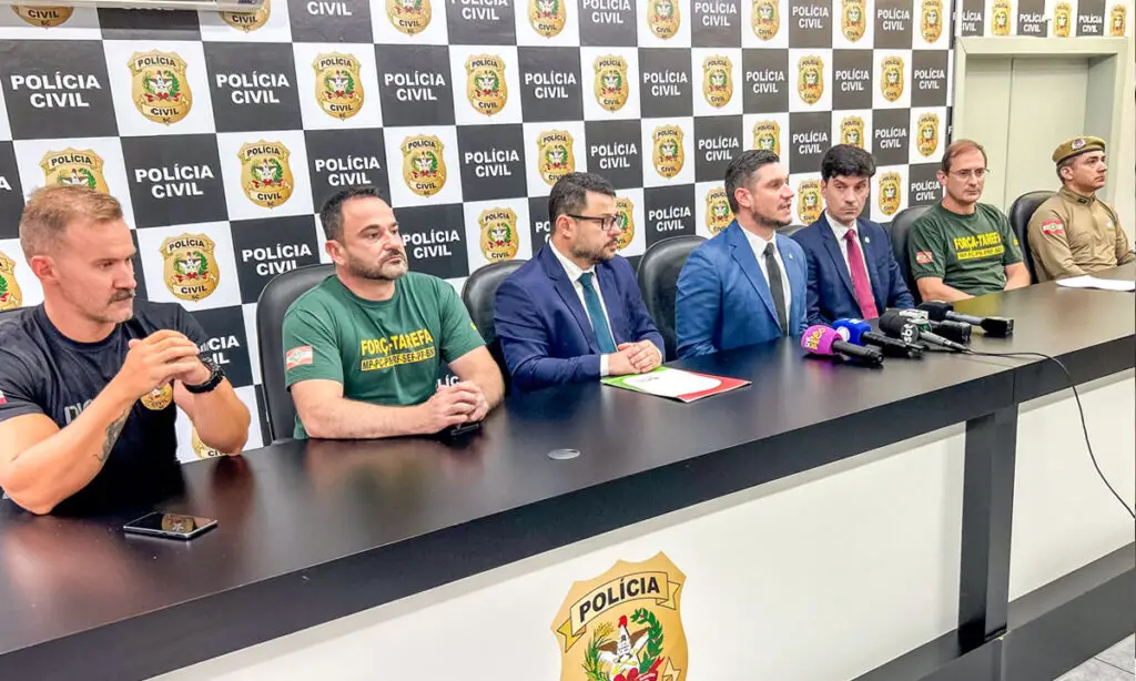 38 presos, líderes capturados e celulares apreendidos em presídio durante megaoperação do Gaeco 7 A megaoperação resultou em 38 presos e líderes capturados em municípios de Santa Catarina e Paraná. Operação do Gaeco aconteceu nesta quinta-feira
